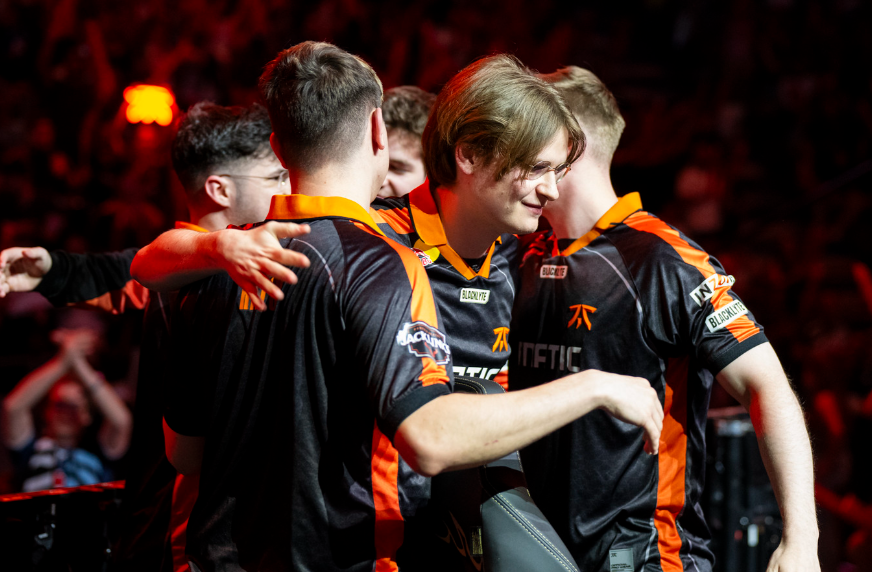 开云体育APP下载-FNC险胜FPX，Canyon操刀奇招英雄翻盘宿敌对决全球总决赛，留下经典瞬间