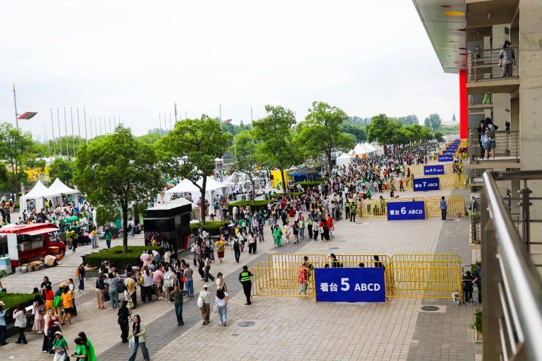 开云平台-场面火爆！赛车观众席沸腾不已的简单介绍
